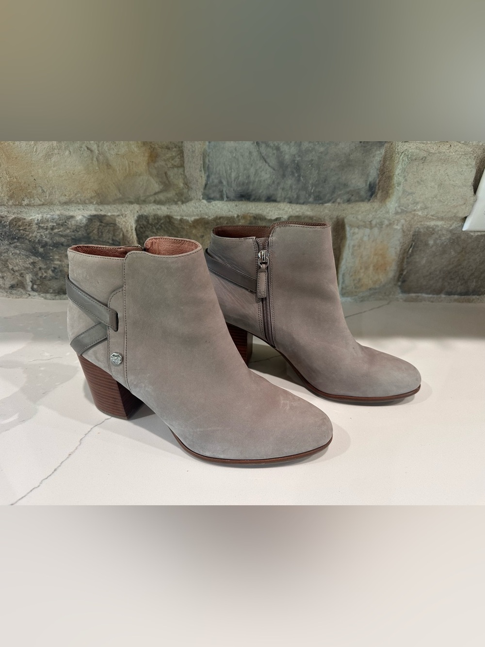 LOUISE ET CIE ZANARA GRAVEL NUBUCK LEATHER BLOCK HEEL ANKLE BOOTS SIZE 11 $160